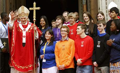 Pape Benedikt XVI. se dnes pi mi v londýnské Westminsterské katedrále omluvil za zneuívání dtí kními