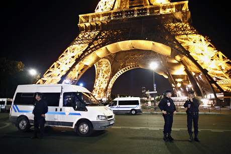 Policie evakuovala Eiffelovu v kvli hrozb teroristického útoku.
