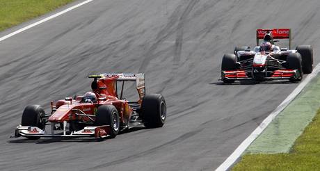 Fernando Alonso vede ped Jensonem Buttonem.
