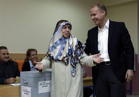 Matka a syn permira Recepa Tayyipa Erdogana hlasuj v referendu. Hlasovn je povaovno za velk test premirovy popularity.