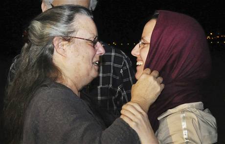 astné shledání. Sarah Shourdová se na letiti v Ománu setkala se svou matkou. 
