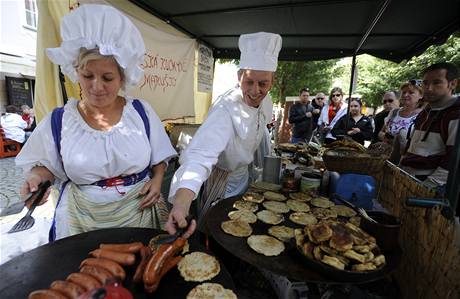 Návtvníci ekají u jednoho ze stánk na novém gastronomickém festivalu eská chuovka