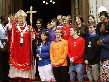Pape Benedikt XVI. se dnes pi mi v londýnské Westminsterské katedrále omluvil za zneuívání dtí kními