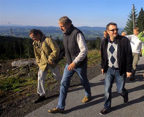 Ministr ivotnho prosted Pavel Drobil (vpravo) plh na umavsk vrchol Tstolink. Uprosted sentor Tom Jirsa.