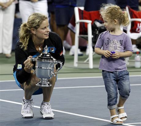 Kim Clijstersov, jej dcera Jada Ellie a trofej pro vtzku US Open.