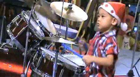 Nejmladí bubeník Howard Wong.