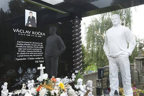 Socha Václava Kočky ml. na jeho hrobě v pražských Řepích.
