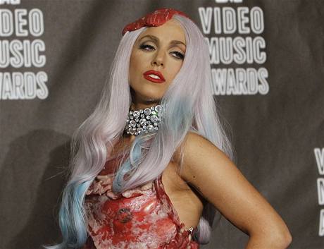 Lady Gaga v atech z masa na udílení cen MTV Video