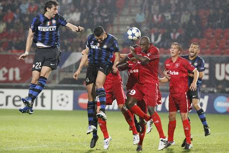 Twente Enschede - Inter Milán (Diego Milito, vlevo, dává vlastní gól)