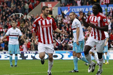 Stoke - West Ham United (Kenwyne Jones, vpravo, slaví gól)