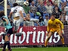 Hradec Králové - Slavia (fanouci vidli na peplnných tribunách bojovný fotbal).