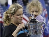 Kim Clijstersová, její dcera Jada Ellie a trofej pro vítzku US Open.