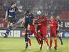 Twente Enschede - Inter Milán (Diego Milito, vlevo, dává vlastní gól)