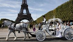 Jet odpoledne jezdili kolem Eiffelovy ve v poklidu svatebané, o chvíli pozdji se policie obávala teroristického útoku