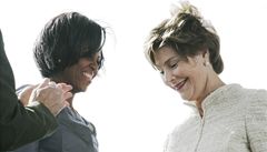 Deváté výro�í teroristických útok� z 11. zá�í 2001 v USA: K místu ztroskotání �tvrtého letadla zamí�ily prezidentova man�elka Michelle Obamová i bývalá první dáma USA Laura Bushová