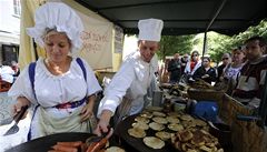 Návtvníci ekají u jednoho ze stánk na novém gastronomickém festivalu eská chuovka