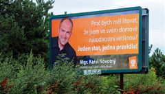 Vedení SSD chce po mostecké organizaci, aby odstranila kontroverzní billboard s mosteckým lídrem Karlem Novotným.