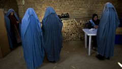 Volby v Afghánistánu: hlasy za peníze i raketový útok na Kábul
