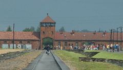 Popra holocaustu provede turisty Osvtim a Treblinkou