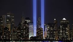 Sv�telný památník na Ground Zero v New Yorku zmátl ptáky