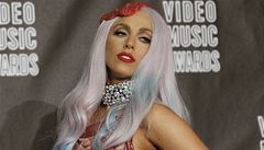Lady Gaga v atech z masa na udílení cen MTV Video