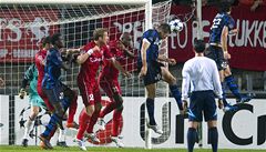 Twente Enschede - Inter Milán (Diego Milito dává vlastní gól)