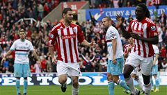 Stoke - West Ham United (Kenwyne Jones, vpravo, slaví gól)