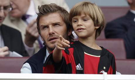 David Beckham se svým synem Romeem sledují fotbalový zápas AC Milan versus Arsenal  .