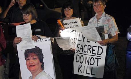 Demonstranti proti poprav Teresy Lewisové