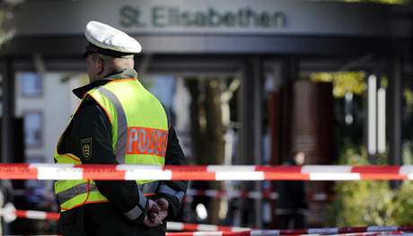Policisté ped nemocnicí v Lörrachu