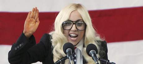 Má nco proti? Tak táhni, parafrázovala v pondlí pravidlo neptej se, neíkej zpvaka Lady Gaga na demonstraci za práva homosexuál v armád. 