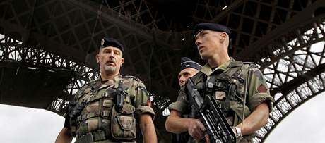 Francouztí policisté a vojáci na hlídce pod Eiffelovkou