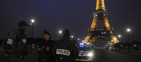Eiffelovu v evakuovala policie kvli hrozb útoku bhem záí hned dvakrát.