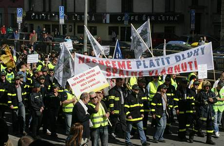 Demonstrující odborái - ilustraní foto.