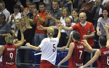 MS basketbalistek (dkovaka eských hráek s fanouky).