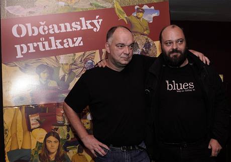 Scénárista Petr Jarchovský a reisér Ondej Trojan (vlevo) pózují 29. záí v Praze po novináské projekci jejich nového filmu Obanský prkaz. 