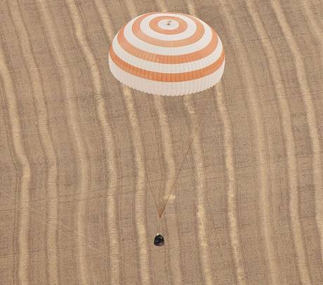 Sojuz se temi kosmonauty spn pistl v kazask stepi