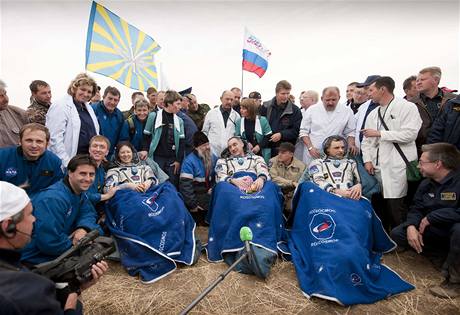 Sojuz se třemi kosmonauty úspěšně přistál v kazašské stepi