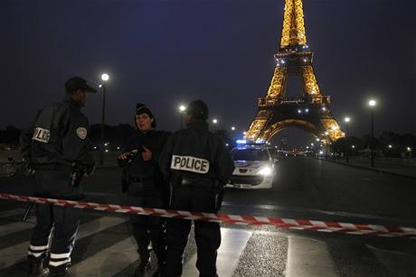 Policie ped Eiffelovou ví