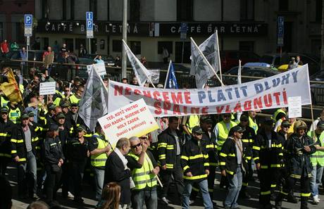 Demonstrující odborái - ilustraní foto.