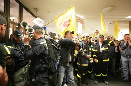 Demonstranti v budov Ministerstva vnitra