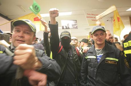 Demonstranti v budov Ministerstva vnitra