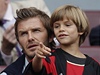 David Beckham se svým synem Romeem sledují fotbalový zápas AC Milan versus Arsenal  .