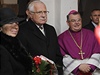 Prezident Václav Klaus s manelkou Livií po mi, kterou slouil Dominik Duka.