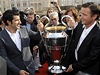 Vladimír micer (vpravo) a Luis Figo pedstavují trofej pro vítze Ligy mistr