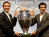 Vladimír micer (vlevo) a Luis Figo pedstavují trofej pro vítze Ligy mistr
