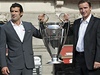 Vladimír micer (vpravo) a Luis Figo pedstavují trofej pro vítze Ligy mistr