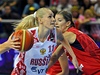 MS v basketbale en: esko - Rusko (Maria Stpanovová, vlevo, a Eva Víteková)