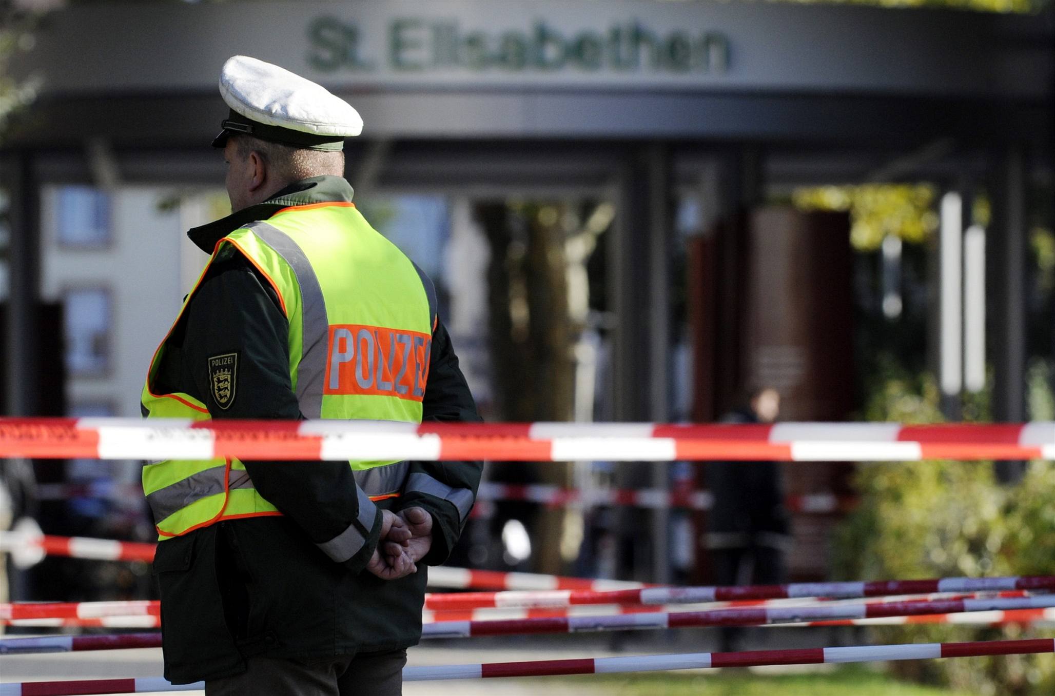 Policisté p�ed nemocnicí v Lörrachu
