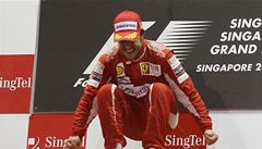 Non zvod pln souboj a koliz v Singapuru ovldl Alonso na ferrari